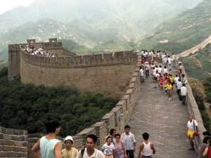 Touristen auf der Chinesische Mauer.